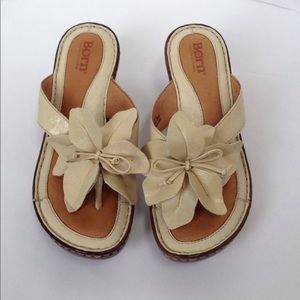 Born slides beige wedge shoe flower size 6, 36.5